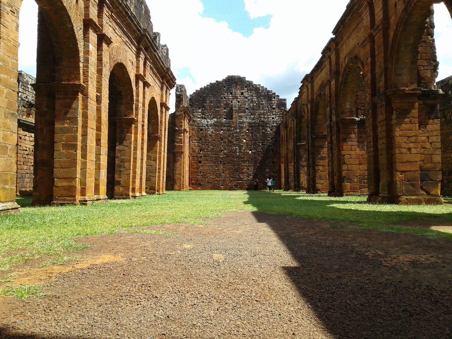 Ruínas jesuíticas — corredor interno com arcos