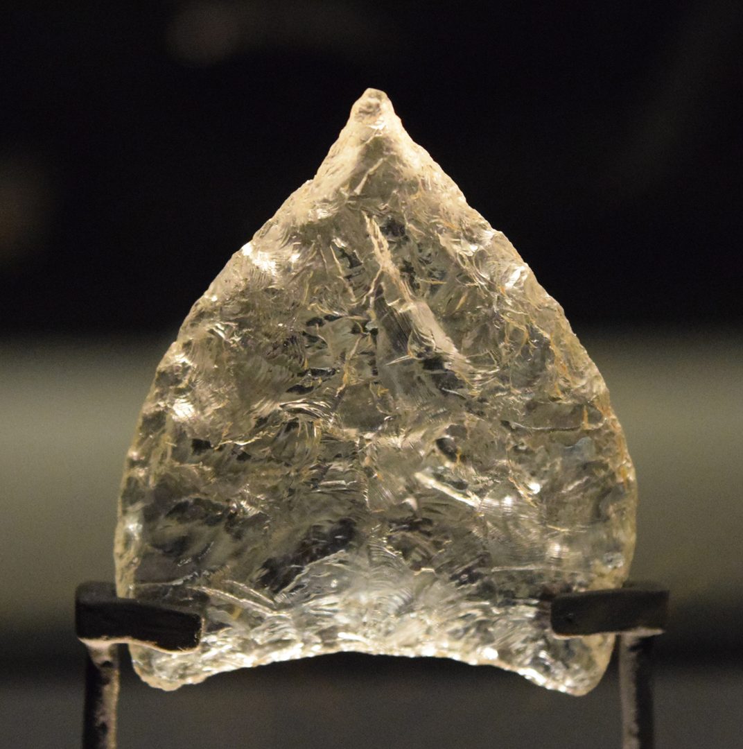 Ponta de projétil em cristal de rocha — acervo arqueológico